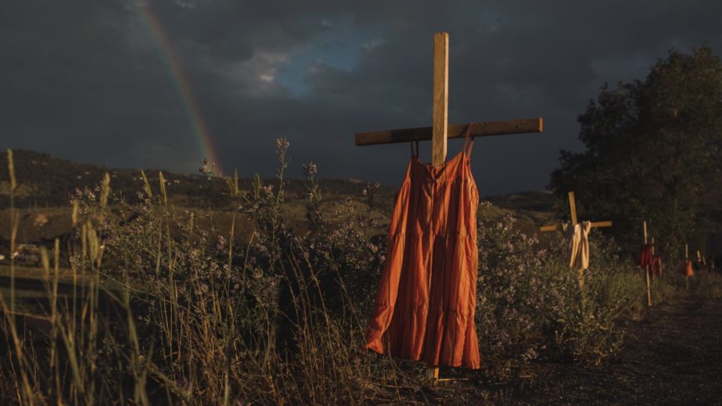 Novinárskou fotografiou roka sa stal záber červených šiat na kríži