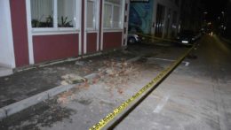 Na snímke škody, ktoré napáchalo zemetrasenie v bosne a Hercegoviny _ opadaná omietka, rozbité okná.