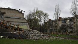 Zničená obytná budova po ruskom ostreľovaní v meste Kramatorsk.