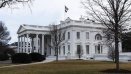 Americká vlajka veje na Bielom dome vo Washingtone.