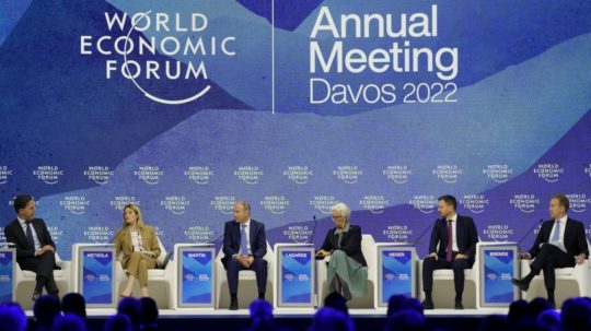 Na snímke zľava holandský premiér Mark Rutte, predsedníčka Európskeho parlamentu Roberta Metsolová, predseda írskeho parlamentu Micheál Martin, šéfka Európskej centrálnej banky (ECB) Christine Lagardeová, premiér Slovenskej republiky Eduard Heger a prezident Svetového ekonomického fóra Borge Brende na 51. výročnom Svetovom ekonomickom fóre (WEF) vo švajčiarskom Davose.