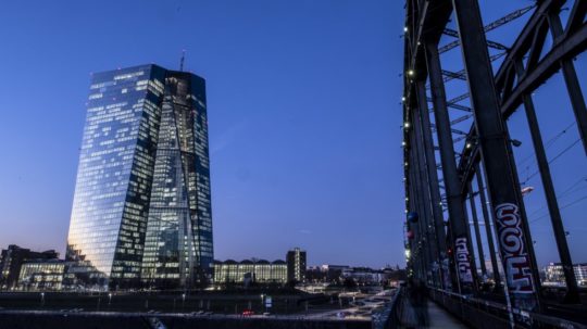 Rozsvietená budova Európskej centrálnej banky v nemeckom meste Frankfurt.