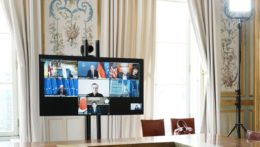 Na snímke televízna obrazovka počas videokonferencie lídrov skupiny siedmich ekonomicky najvyspelejších krajín sveta G7.