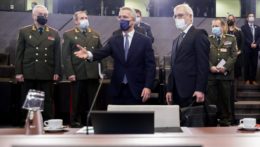 Generálny tajomník NATO Jens Stoltenberg (uprostred) a námestník ruského ministra zahraničných vecí Alexander Gruško (vpravo) počas príchodu na zasadnutie Rady NATO.