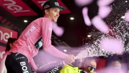 Na snímke austrálsky cyklista Jai Hindley z tímu Bora-Hansgrohe oslavuje zisk ružového dresu.