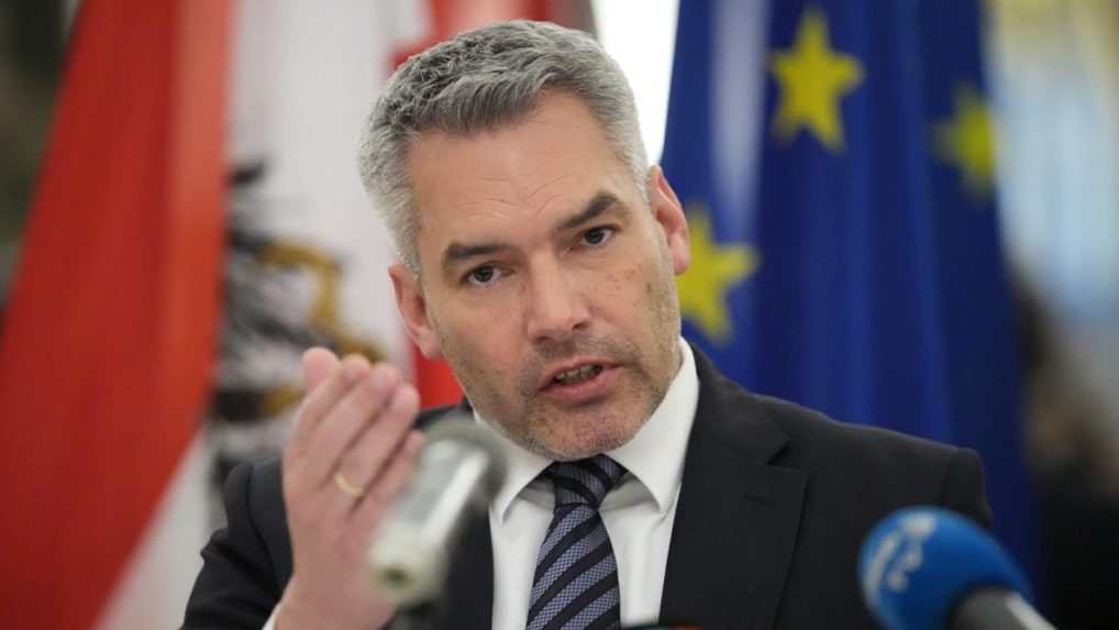 Rakúsky kancelár Karl Nehammer je novým šéfom ľudovcov