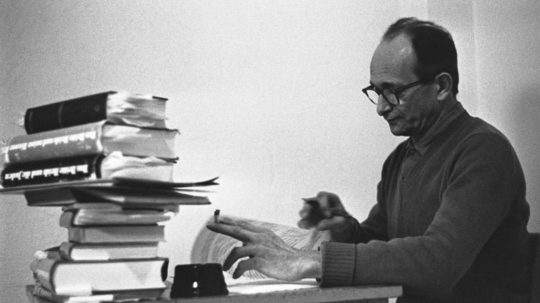 Nacistický vojnový zločinec Adolf Eichmann píše list vo väzení.