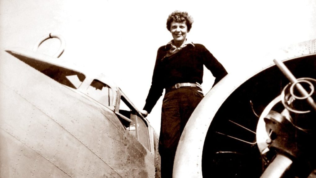 Amelia Earhartová ako prvá žena preletela Atlantik. Jej telo sa nikdy nenašlo