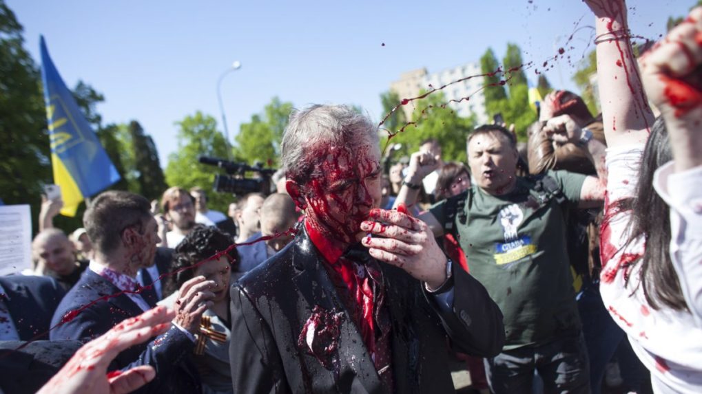 Ruského veľvyslanca v Poľsku demonštranti obliali červenou farbou
