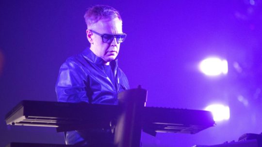 Na archívnej snímke zo 7. septembra 2017 britský hudobník Andy Fletcher, zakladajúci člen skupiny Depeche Mode, počas koncertu vo Washingtone.