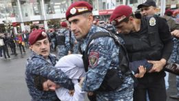 Policajti zadržali demonštranta počas protestného zhromaždenia v Jerevane