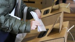 volička vhadzuje svoj hlas v parlamentných voľbách v Austrálii