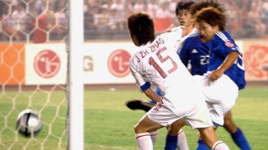 Japonec Takashi Fukunishi strieľa gól vo finálovom zápase Ázijského pohára v roku 2004.