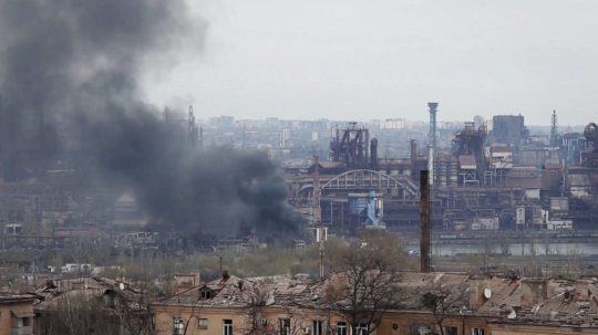 Na snímke z videa dym stúpa z metalurgického komplexu Azovstaľ v ukrajinskom meste Mariupol.