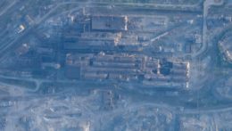 Na satelitnej snímke sú oceliarne Azovstaľ v obliehanom prístavnom meste Mariupol na juhovýchode Ukrajiny.