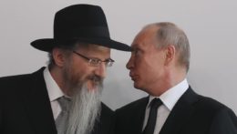 Na archívnej snímke vpravo ruský prezident Vladimir Putin, vľavo najvyšší ruský rabín Berel Lazar.