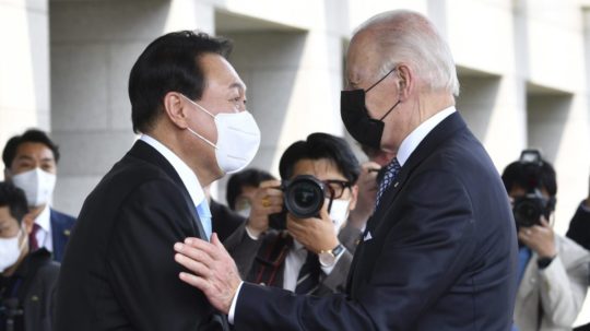 Juhokórejský prezident Jun Sok-jol (vľavo) víta amerického prezidenta Joea Bidena.