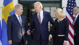 Na snímke uprostred americký prezident Joe Biden, vpravo švédska premiérka Magdalena Anderssonová a vľavo fínsky prezident Sauli Niinistö počas príchodu do Bieleho domu.