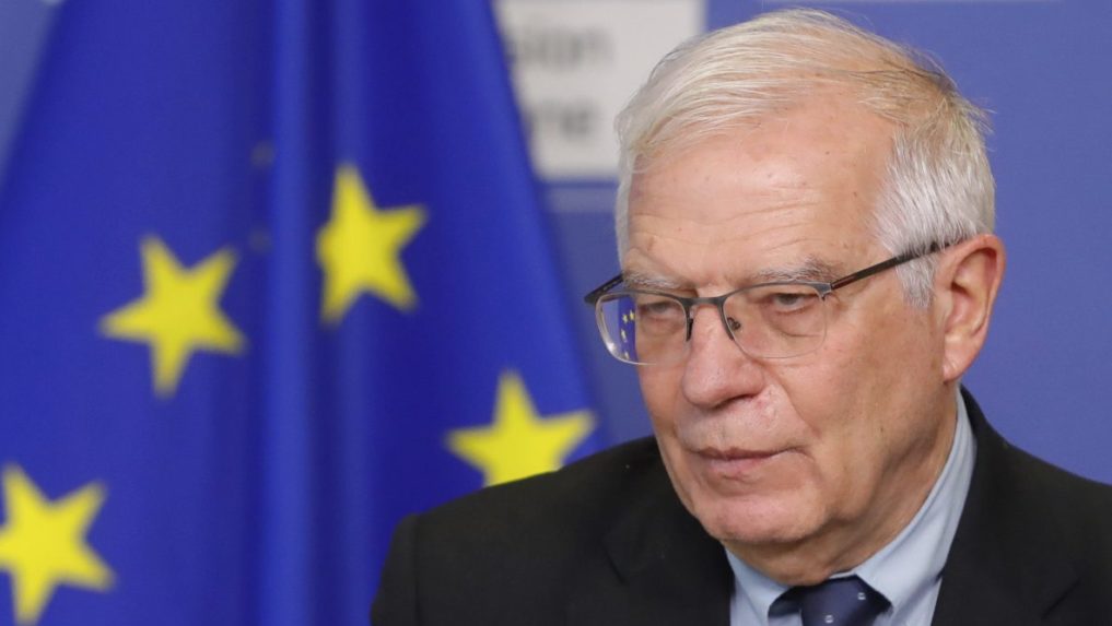 Borrell: Nerozumiem ľudom, ktorí kritizujú dodávky zbraní na Ukrajinu