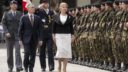 Švajčiarsky prezident Ignazio Cassis víta slovenskú prezidentku Zuzanu Čaputovú s vojenskými poctami v Berne.