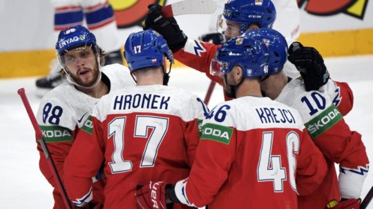 Českí hokejisti sa tešia z gólu proti Nórsku.