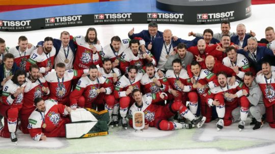 Českí hokejisti pózujú spolu s realizačným tímom pre spoločnú fotografiu s bronzovými medailami.