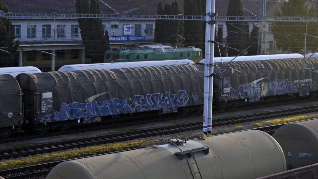 Vlaky z Ukrajiny hodiny čakajú na priechodoch, aby sa dostali na Slovensko