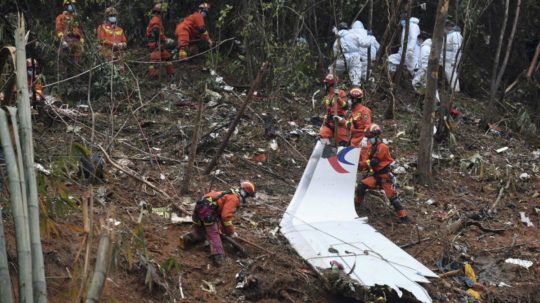 Záchranári prehľadávajú trosky zrúteného lietadla.