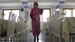 Zamestnankyňa fabriky na výrobu produktov dentálnej hygieny dezinfikuje podlahu a jedáleň po tom, čo štát posilnil opatrenia na zastavenie nákazy v severokórejskom Pchjongjangu.