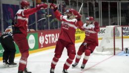 Na snímke uprostred dánsky útočník Patrick Bjorkstrand oslavuje úvodný gól v zápase A-skupiny na 85. majstrovstvách sveta v ľadovom hokeji.
