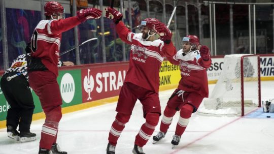 Na snímke uprostred dánsky útočník Patrick Bjorkstrand oslavuje úvodný gól v zápase A-skupiny na 85. majstrovstvách sveta v ľadovom hokeji.