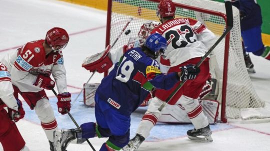 Taliansky hokejista Alex Petan sa teší z gólu proti Dánsku.