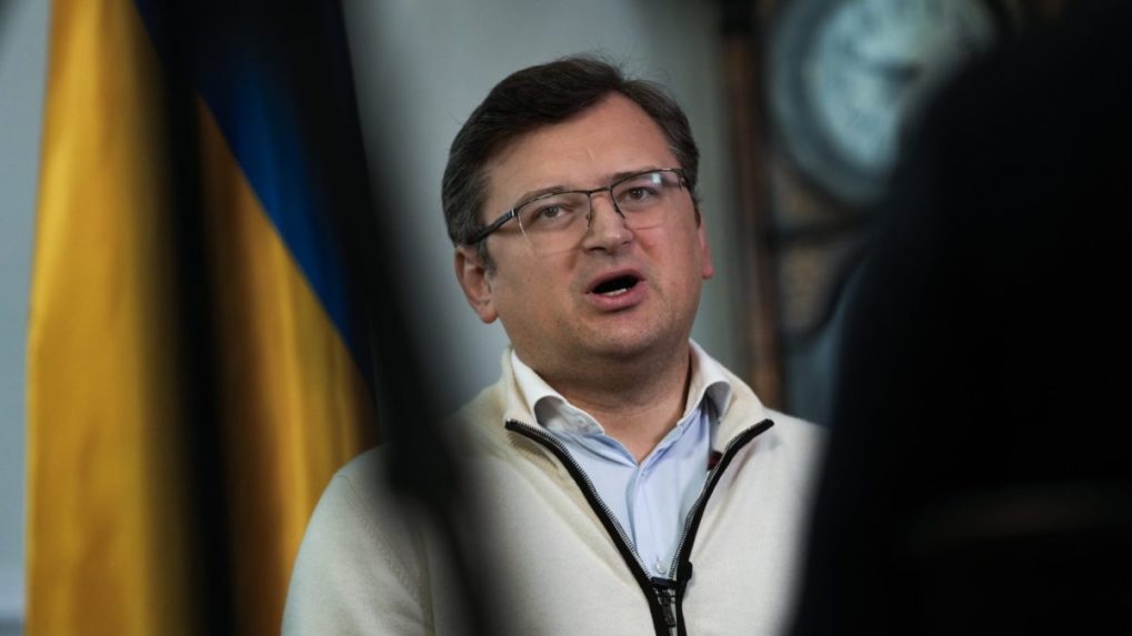 Šéf ukrajinskej diplomacie Kuleba: Moskva hrá „hru o život“