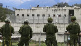 Vojaci strážia väznicu po bitke gangov v Ekvádore.