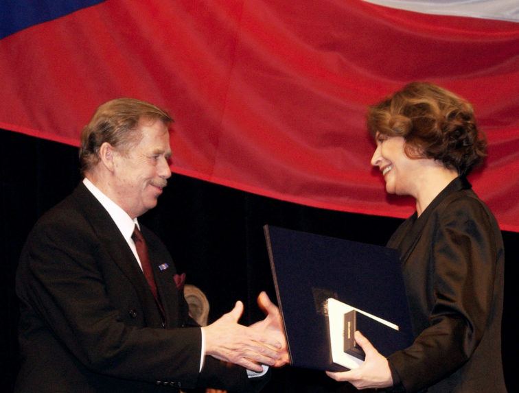 Prezident Česka Václav Havel udeľuje Emílii Vášaryovej medailu za zásluhy.