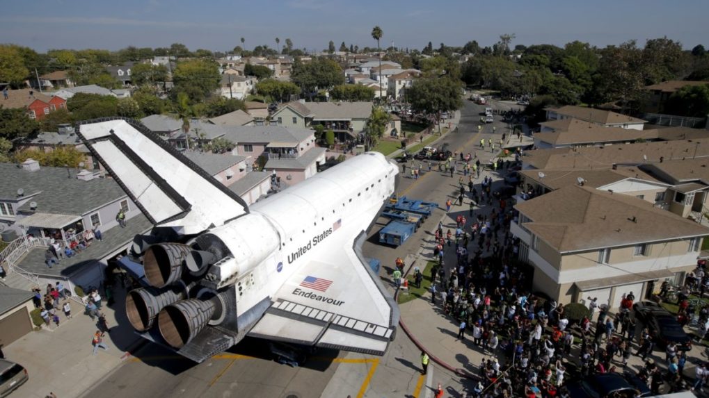 Raketoplán Endeavour pomaly presúvajú ulicami Los Angeles do múzea.