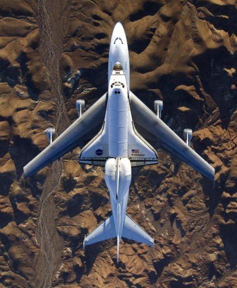 Raketoplán Endeavour primontovaný na na chrbte špeciálne upraveného Boeingu 747.