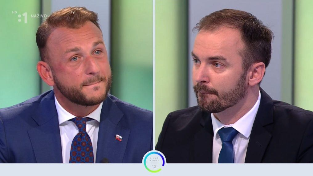 Poslanci (vľavo) Matúš Šutaj Eštok (nezaradený) a Michal Šipoš (OĽANO) v diskusnej relácii RTVS O 5 minút 12.
