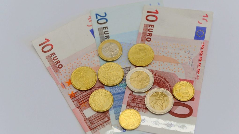 Euro oslabilo oproti doláru na 20-ročné minimum