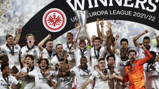 Futbalisti Eintrachtu Frankfurt sa tešia z víťazstva v Európskej lige.