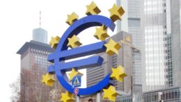 Monument so znakom eura pred budovou Európskej centrálnej banky v nemeckom Frankfurte nad Mohanom.