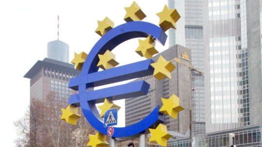 Monument so znakom eura pred budovou Európskej centrálnej banky v nemeckom Frankfurte nad Mohanom.
