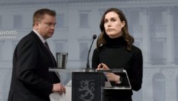Fínska premiérka Sanna Marinová a fínsky minister obrany Antti Kaikkonen.