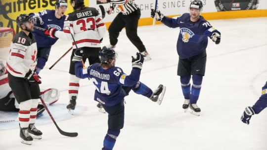 Na snímke uprostred fínsky hráč Mikael Granlund oslavuje gól vo finále MS v hokeji 2022.