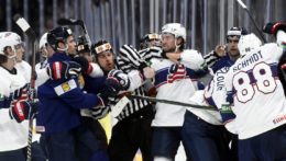 Roztržka v zápase medzi Fínskom a USA na MS v hokeji 2022.