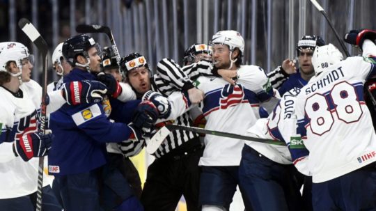 Roztržka v zápase medzi Fínskom a USA na MS v hokeji 2022.
