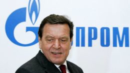 bývalý nemecký kancelár Gerhard Schröder počas návštevy ústredia Gazpromu v Moskve.