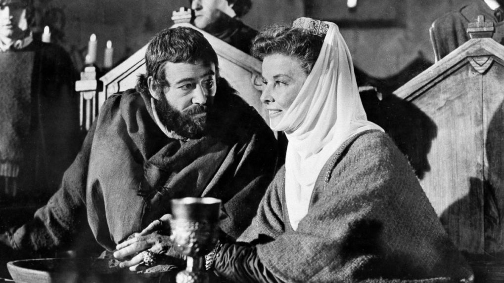 Na archívnej snímke z roku 1968 americká herečka Katharine Hepburnová a Peter O'Toole vo filme Lev v zime.