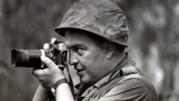 Na archívnej snímke z roku 1967 vojnový fotograf americkej agentúry Associated Press Horst Faas.