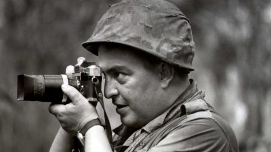 Na archívnej snímke z roku 1967 vojnový fotograf americkej agentúry Associated Press Horst Faas.